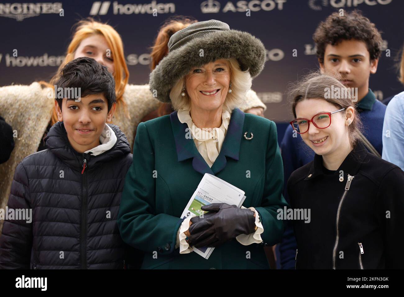 Il Queen Consort con gli studenti dell'Ebony Horse Club durante il weekend di corse di novembre di Ascot all'ippodromo di Ascot, Berkshire. Data immagine: Sabato 19 novembre 2022. Foto Stock