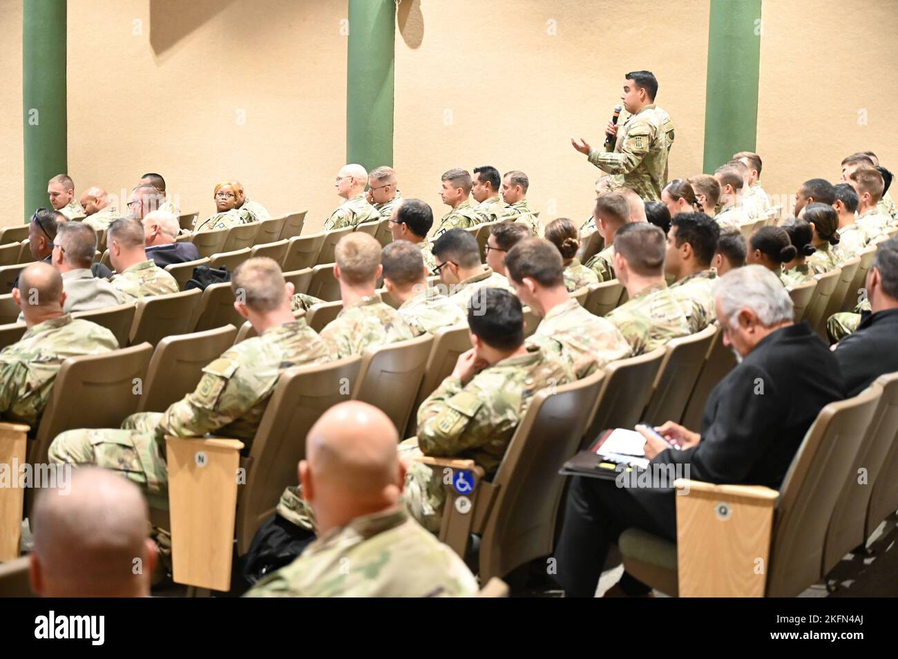 Uno studente del corso di carriera del capitano fa una domanda al generale comandante Gen. Kenneth Kamper, durante il simposio dell'artiglieria di difesa aerea a Fort Sill, Oklahoma. Il nostro tema per il simposio di quest’anno è “ADA for Army 2030 - Enabling the Manking Commander”. Questo tema nasce dalle notevoli iniziative di crescita e modernizzazione di Air Defense volte a fornire capacità e capacità aggiuntive alla forza operativa. Tra i relatori invitati vi sono alti dirigenti dell'esercito con una vasta esperienza AMD tra cui il generale James Dickinson, l'LTG Daniel Karbler, LA MG Sean Gainey e i comandanti AAMDC. Foto Stock