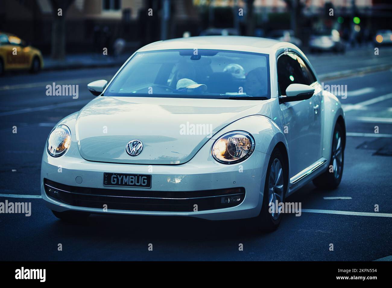 Primo piano di un moderno Beetle Volkswagen che attraversa le strade di Melbourne, Australia Foto Stock