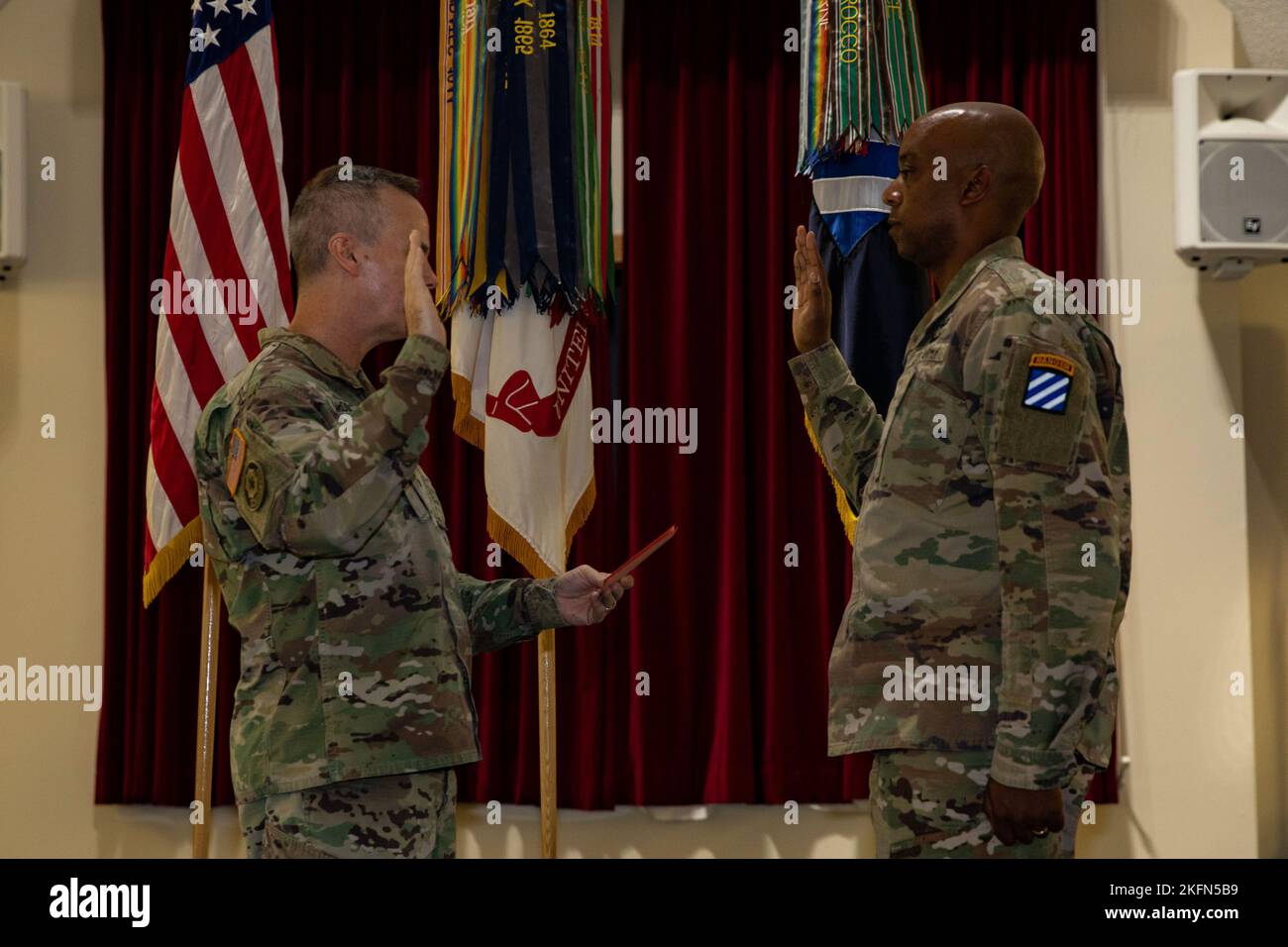 Cappellano (col.) Michael F. McDonald, il cappellano di comando per 3rd divisione fanteria, Fort Stewart e Hunter Army Airfield, officiates la nomina cerimoniale di Chaplain (Lt. Col.) Scott come nuovo cappellano di divisione per 3rd ID durante una cerimonia di assunzione di stole alla Marne Chapel a Fort Stewart, Georgia, 28 settembre 2022. Il cappellano della divisione è responsabile della consulenza del comandante generale su questioni di religione, morale e morale, garantendo ai soldati e alle famiglie la libertà di praticare la propria religione, e conducendo le operazioni di sostegno religioso per la divisione. Foto Stock