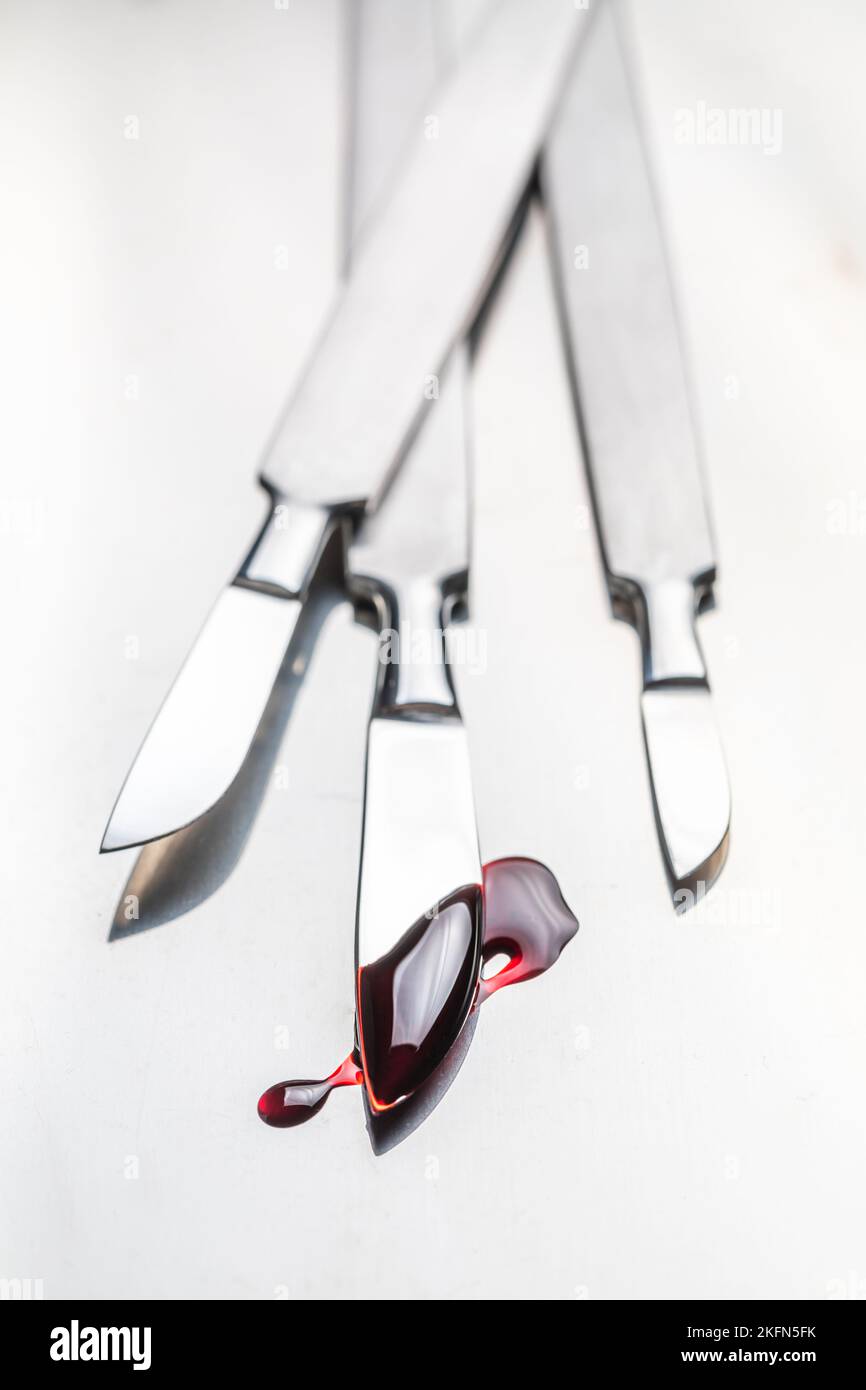 Bisturi chirurgici in acciaio con poche quantità di sangue. Strumenti chirurgici sterili con una piccola quantità di sangue. Foto Stock