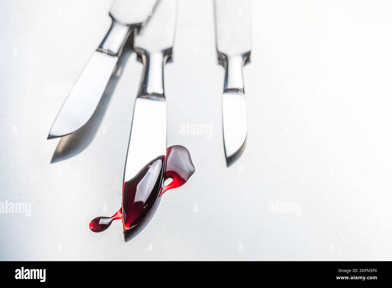 Bisturi chirurgici in acciaio con sangue su piastra in acciaio inox. Strumenti chirurgici sterili con una piccola quantità di sangue. Foto Stock