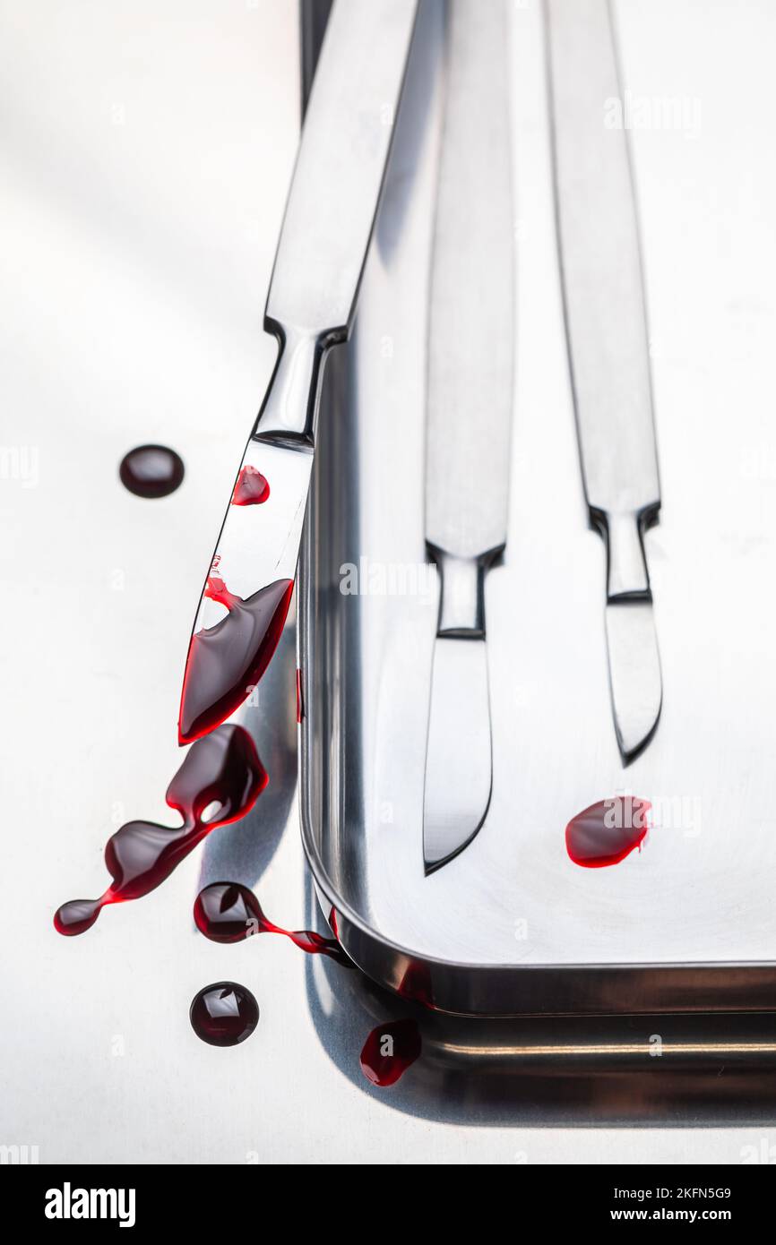 Bisturi in acciaio inox con poche quantità di sangue. Strumenti chirurgici sterili con una piccola quantità di sangue. Foto Stock