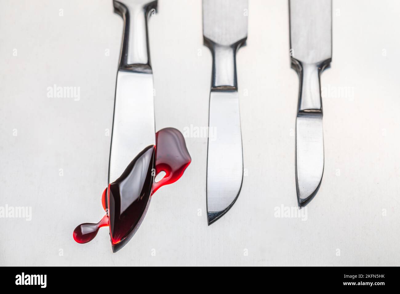 Bisturi chirurgici affilati con poca quantità di sangue. Strumenti chirurgici sterili con una piccola quantità di sangue. Foto Stock