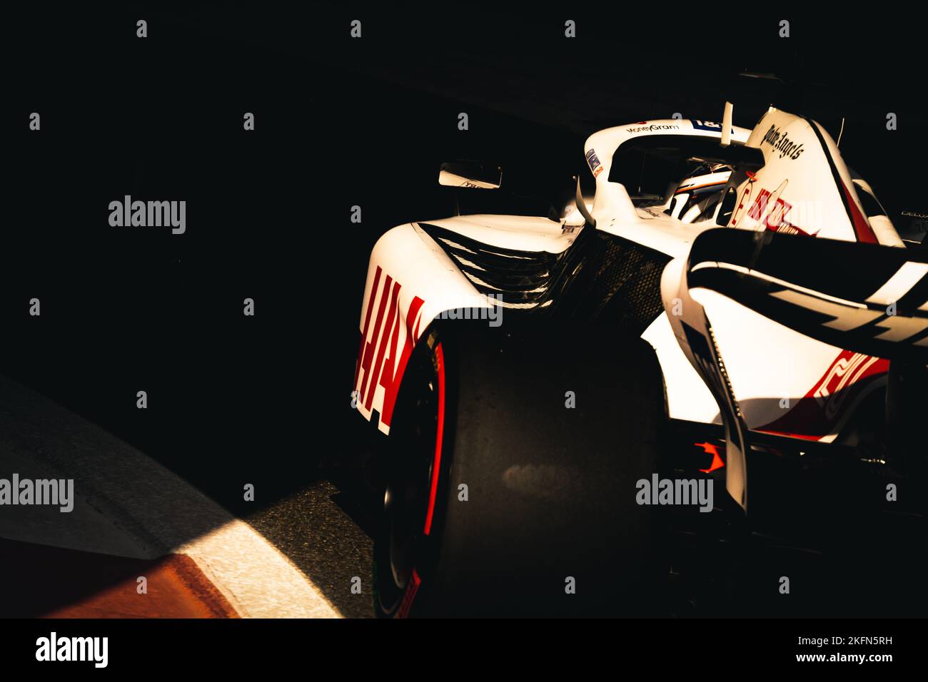 Yas Marina Circuit, Abu Dhabi, 19/11/2022, Kevin Magnussen (DEN) Haas VF-22. 19.11.2022. Campionato del mondo Formula 1, Rd 22, Gran Premio di Abu Dhabi, circuito Yas Marina, Abu Dhabi, Qualifiche. Il credito fotografico dovrebbe essere: XPB/immagini dell'Associazione Stampa. Foto Stock