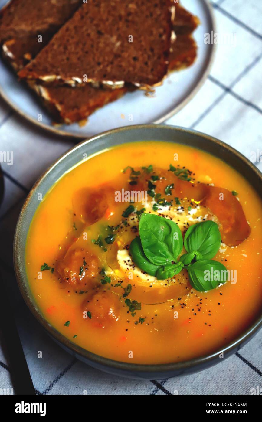 Zuppa di carote di zucca con polpette in un recipiente. Menu autunnale. Foto Stock