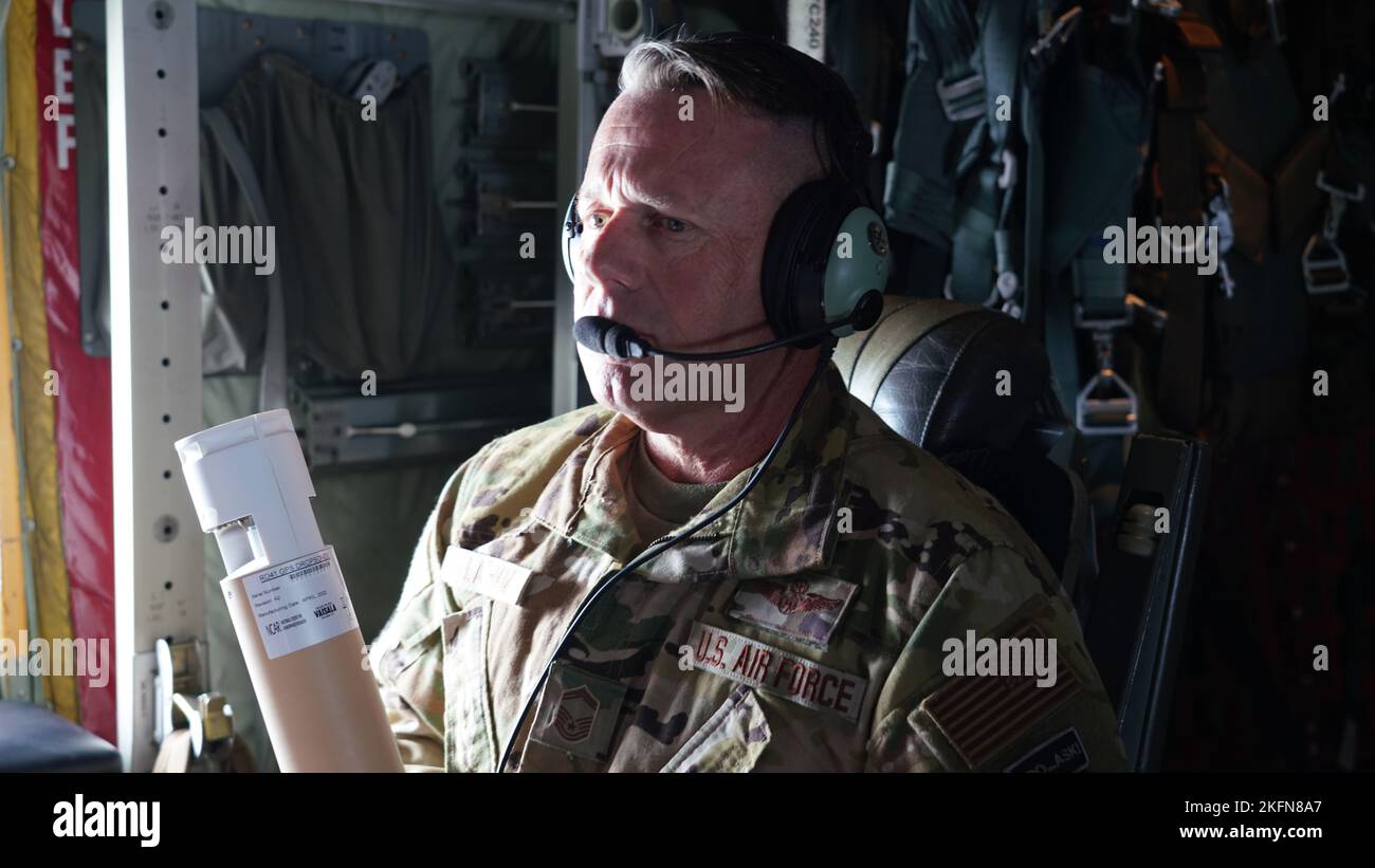 Senior Master Sgt. Jay Latham, 53rd Weather Reconnaissance Squadron loadmaster, calibra un dropsonde durante una missione 28 settembre 2022 in uragano Ian come ha fatto approdo in Florida. I cacciatori di uragani raccolgono i dati meteorologici utilizzando il dropsonde 'dropping' esso dal WC-130J Super Hercules e raccoglie il punto di rugiada, la pressione, la temperatura, la velocità del vento e la direzione e inviano tali informazioni all'aeromobile, Che viene poi inviato al National Hurricane Center per essere utilizzato per migliorare l'aggiornamento dei modelli di previsione delle tracce di tempesta. Foto Stock