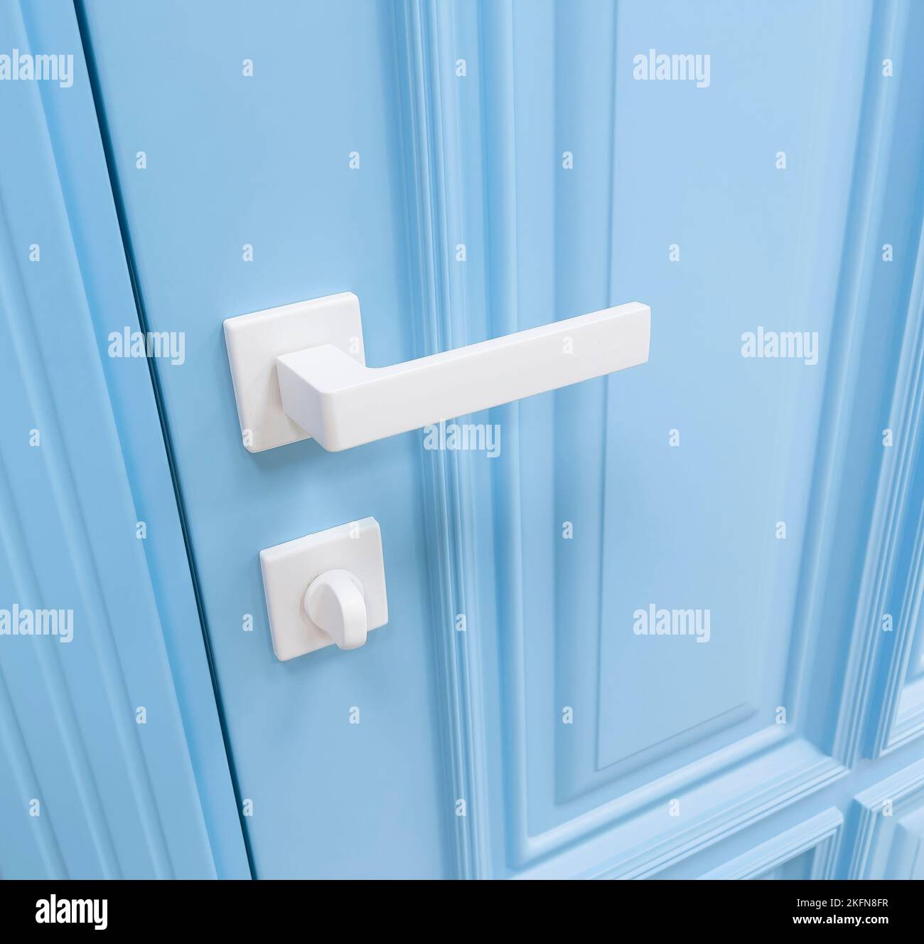 Chiusura dell'elemento della maniglia della portiera. Sfondo della maniglia della portiera. Concetto di accessori per interni di design Foto Stock