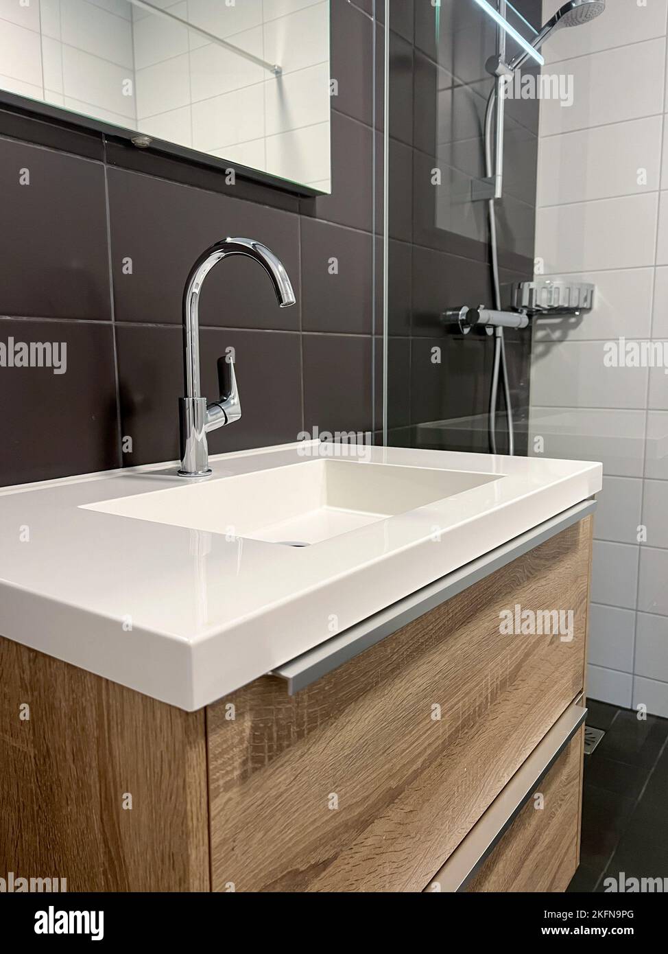 Vista laterale di un bagno con box doccia in vetro camera Foto stock - Alamy