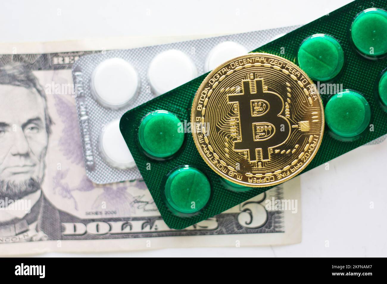 Bitcoin moneta con pillole, primo piano della medicina Foto Stock