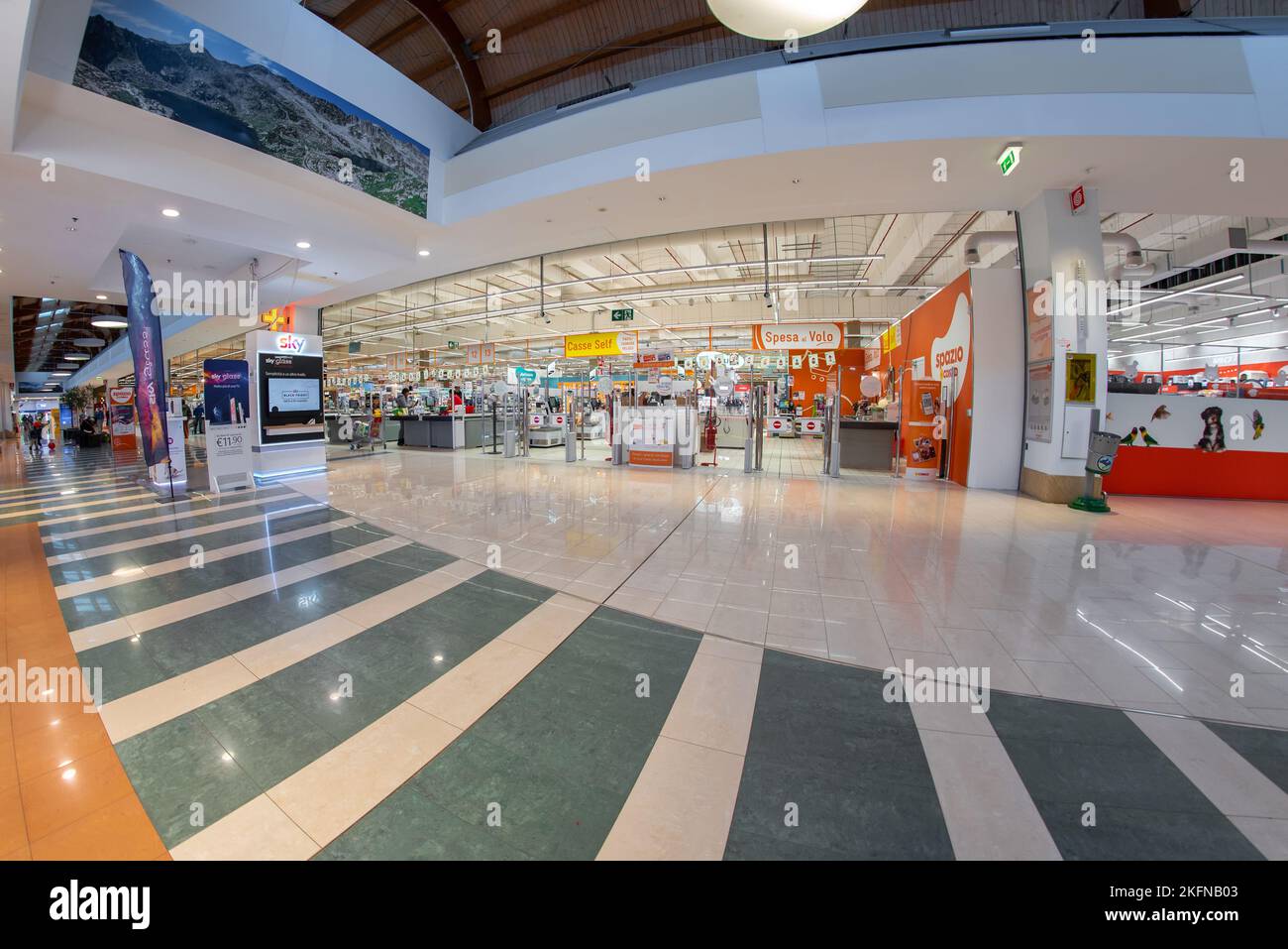 Cuneo, Italia - 18 novembre 2022: checkout corsia del supermercato Conad nella galleria con pavimento in marmo decorato del centro commerciale Grande Foto Stock