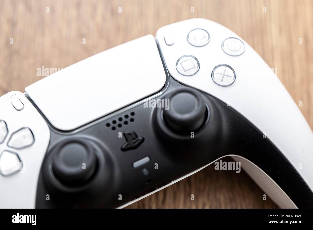 OSTRAVA, REPUBBLICA CECA - 17 MARZO 2022: Dettaglio del controller Sony DualSense utilizzato per la console di gioco PlayStation 5 su un tavolo di legno Foto Stock