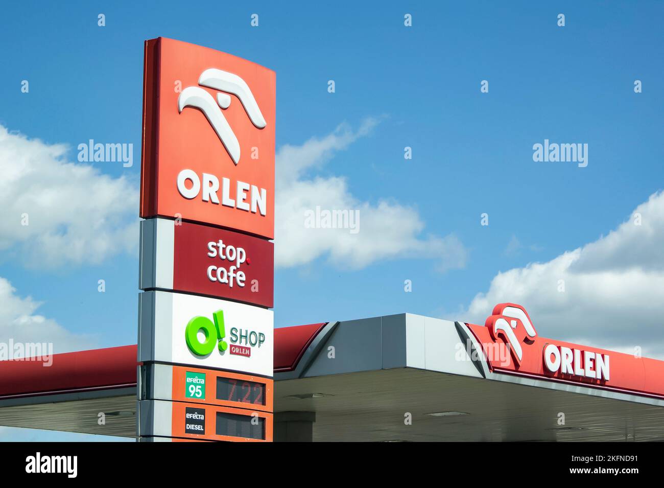 ROMANIA, POLONIA - 1 AGOSTO 2022: Compagnia petrolifera e distributore di benzina Orlen in Polonia con i prezzi del carburante Foto Stock