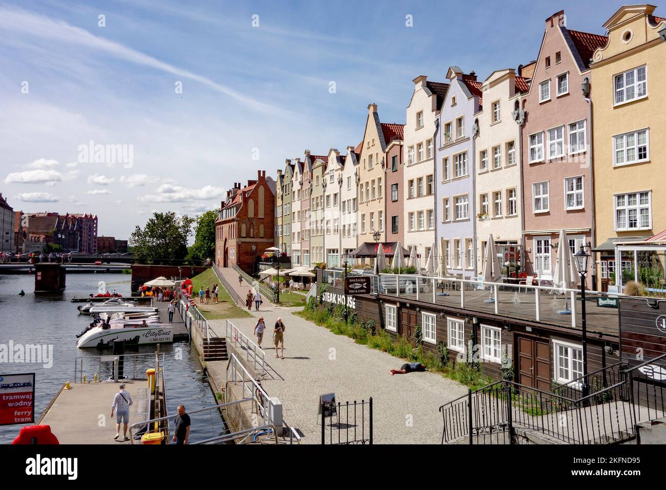 DANZICA, POLONIA - 30 LUGLIO 2022: Lungofiume a Danzica con la maggior parte della fermata del tram acquatico Zeleny e ristorante Steak House Foto Stock