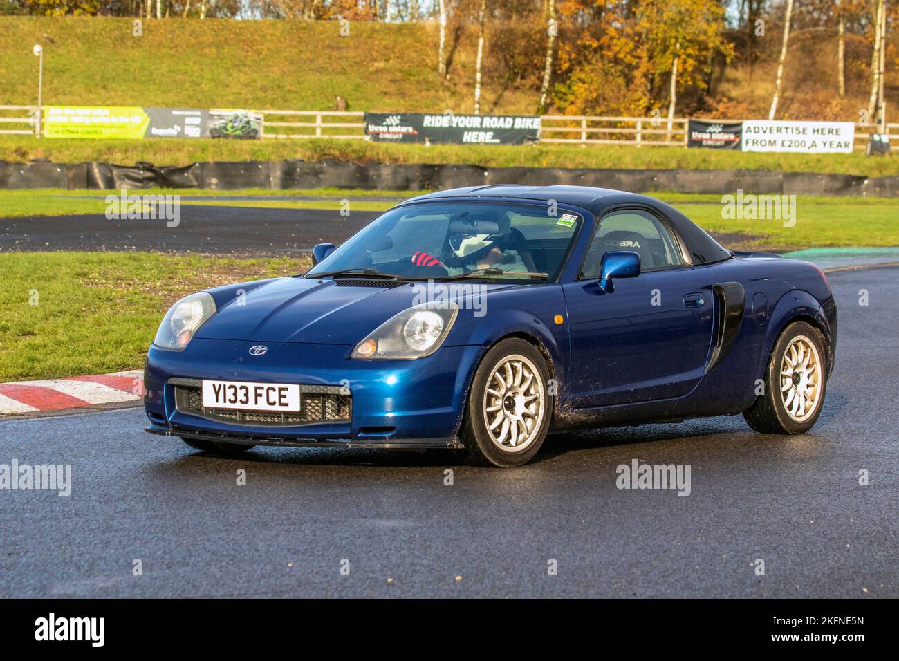 2001 MR2 Roadster 1794cc 5 manuale di velocità; guida su impegnativi angoli ad alta velocità e tecnici a bassa velocità del circuito di tre sorelle vicino a Wigan, Regno Unito Foto Stock