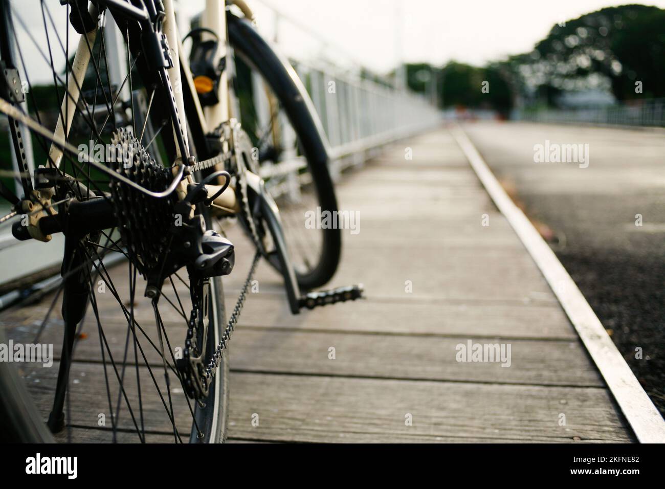 Vista posteriore della bicicletta sul ponte. Ruota dentata e catena della bicicletta Foto Stock