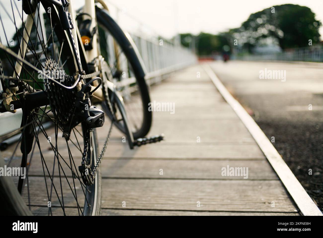Vista posteriore della bicicletta sul ponte. Ruota dentata e catena della bicicletta Foto Stock