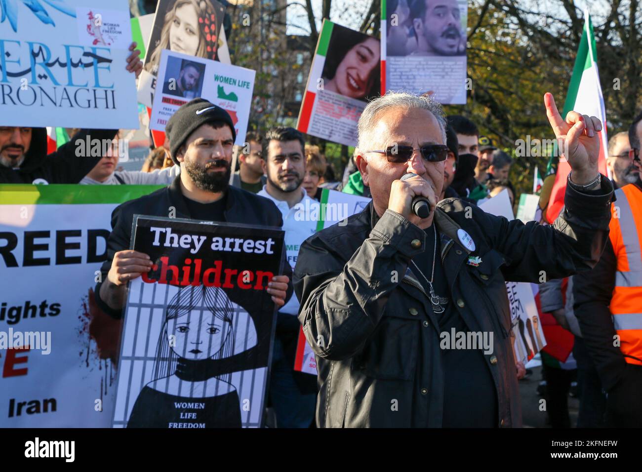 Glasgow, Regno Unito. 19th Nov 2022. Il raduno dell'Associazione Scozzese iraniana (ISA) attraverso il centro della città di Glasgow fa parte di uno sforzo a livello mondiale per sostenere la rivoluzione in corso in Iran e attirare l'attenzione sulle presunte atrocità della Repubblica islamica. Tre anni fa si afferma che migliaia di iraniani sono stati uccisi in silenzio in quello che è conosciuto come "novembre sanguinante”. Dopo la rivolta in Iran si sostiene che siano stati uccisi più di 300 civili, tra cui più di 51 bambini. Credit: Findlay/Alamy Live News Foto Stock