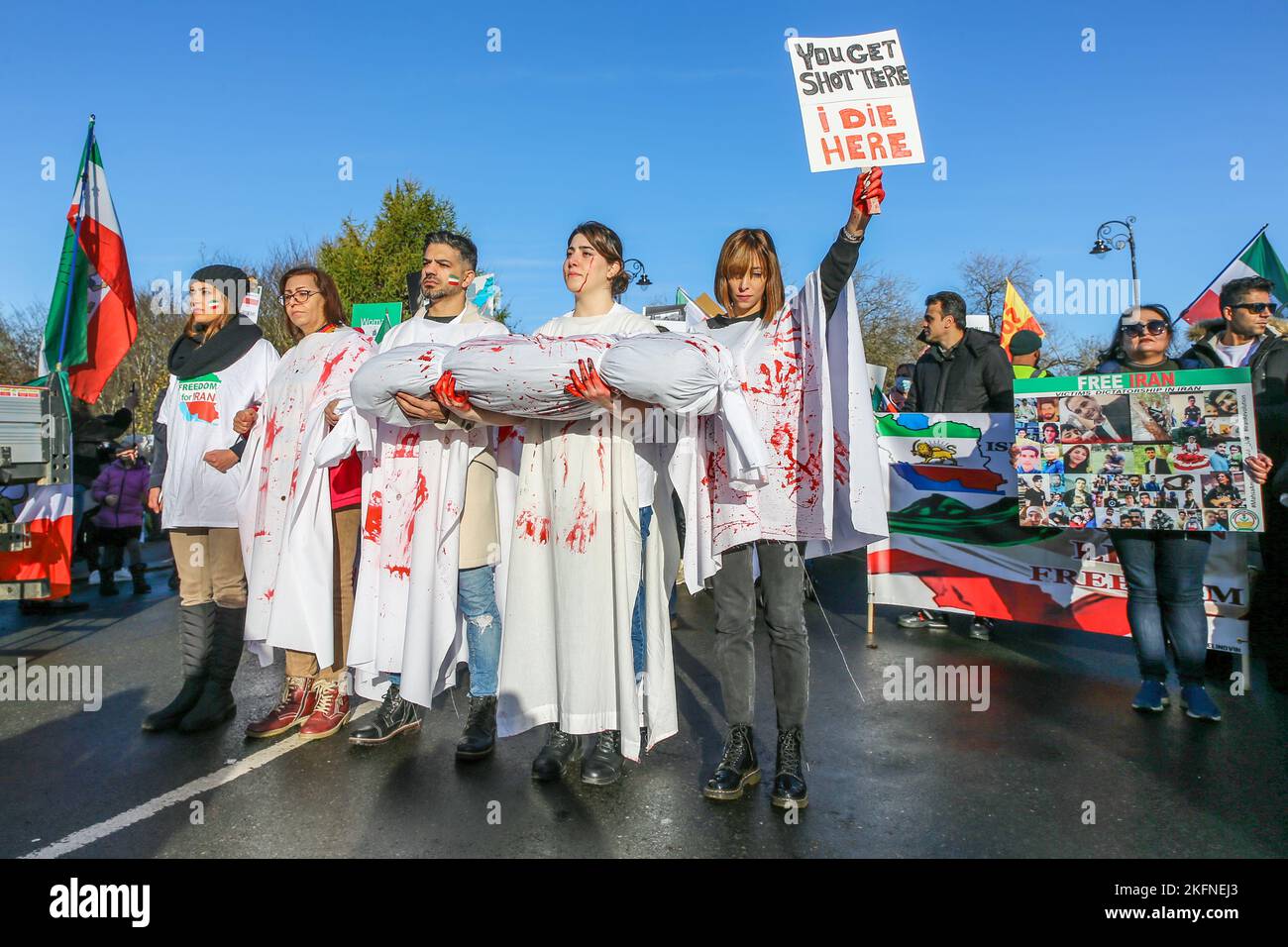 Glasgow, Regno Unito. 19th Nov 2022. Il raduno dell'Associazione Scozzese iraniana (ISA) attraverso il centro della città di Glasgow fa parte di uno sforzo a livello mondiale per sostenere la rivoluzione in corso in Iran e attirare l'attenzione sulle presunte atrocità della Repubblica islamica. Tre anni fa si afferma che migliaia di iraniani sono stati uccisi in silenzio in quello che è conosciuto come "novembre sanguinante”. Dopo la rivolta in Iran si sostiene che siano stati uccisi più di 300 civili, tra cui più di 51 bambini. Credit: Findlay/Alamy Live News Foto Stock