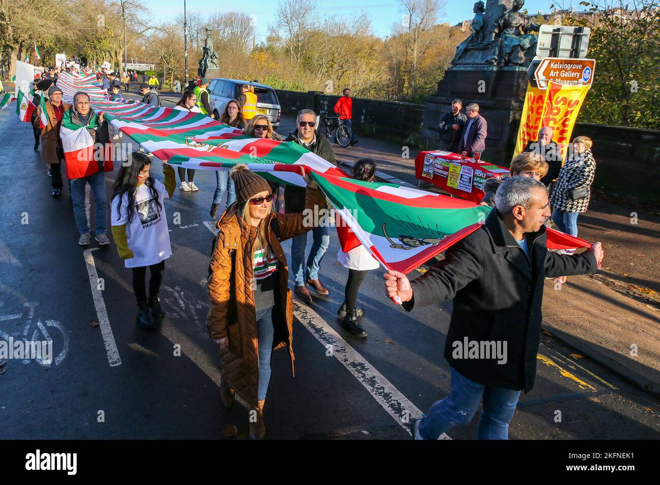 Glasgow, Regno Unito. 19th Nov 2022. 19 Nov 2022. Glasgow, Regno Unito. Il raduno dell'Associazione Scozzese iraniana (ISA) attraverso il centro della città di Glasgow fa parte di uno sforzo a livello mondiale per sostenere la rivoluzione in corso in Iran e attirare l'attenzione sulle presunte atrocità della Repubblica islamica. Tre anni fa si afferma che migliaia di iraniani sono stati uccisi in silenzio in quello che è conosciuto come "novembre sanguinante”. Dopo la rivolta in Iran si sostiene che siano stati uccisi più di 300 civili, tra cui più di 51 bambini. L'ISA ha organizzato questo raduno per commemorare le vittime del novembre 2019 Foto Stock
