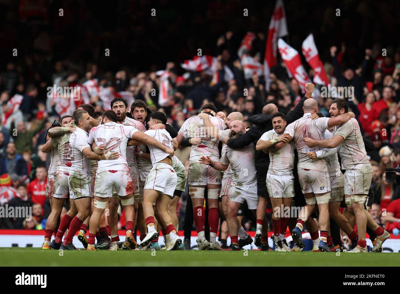 Cardiff, Regno Unito. 19th Nov 2022. I giocatori della Georgia celebrano la vittoria delle loro squadre al fischio finale dopo aver vinto la partita 12-13. Autunno nazioni serie 2022 rugby match, Galles contro Georgia al Principato Stadium di Cardiff Sabato 19th Novembre 2022. pic di Andrew Orchard/Andrew Orchard SPORTS photography/Alamy Live News Credit: Andrew Orchard SPORTS photography/Alamy Live News Foto Stock