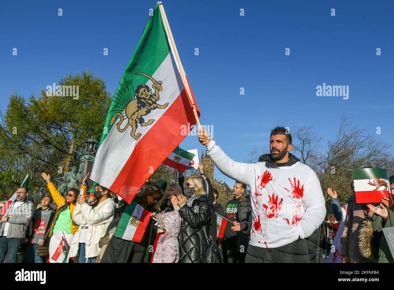 19 Nov 2022. Glasgow, Regno Unito. Il raduno dell'Associazione Scozzese iraniana (ISA) attraverso il centro della città di Glasgow fa parte di uno sforzo a livello mondiale per sostenere la rivoluzione in corso in Iran e attirare l'attenzione sulle presunte atrocità della Repubblica islamica. Tre anni fa si afferma che migliaia di iraniani sono stati uccisi in silenzio in quello che è conosciuto come "novembre sanguinante”. Dopo la rivolta in Iran si sostiene che siano stati uccisi più di 300 civili, tra cui più di 51 bambini. L'ISA ha organizzato questo raduno per commemorare le vittime del massacro del novembre 2019 e a sostegno di t Foto Stock