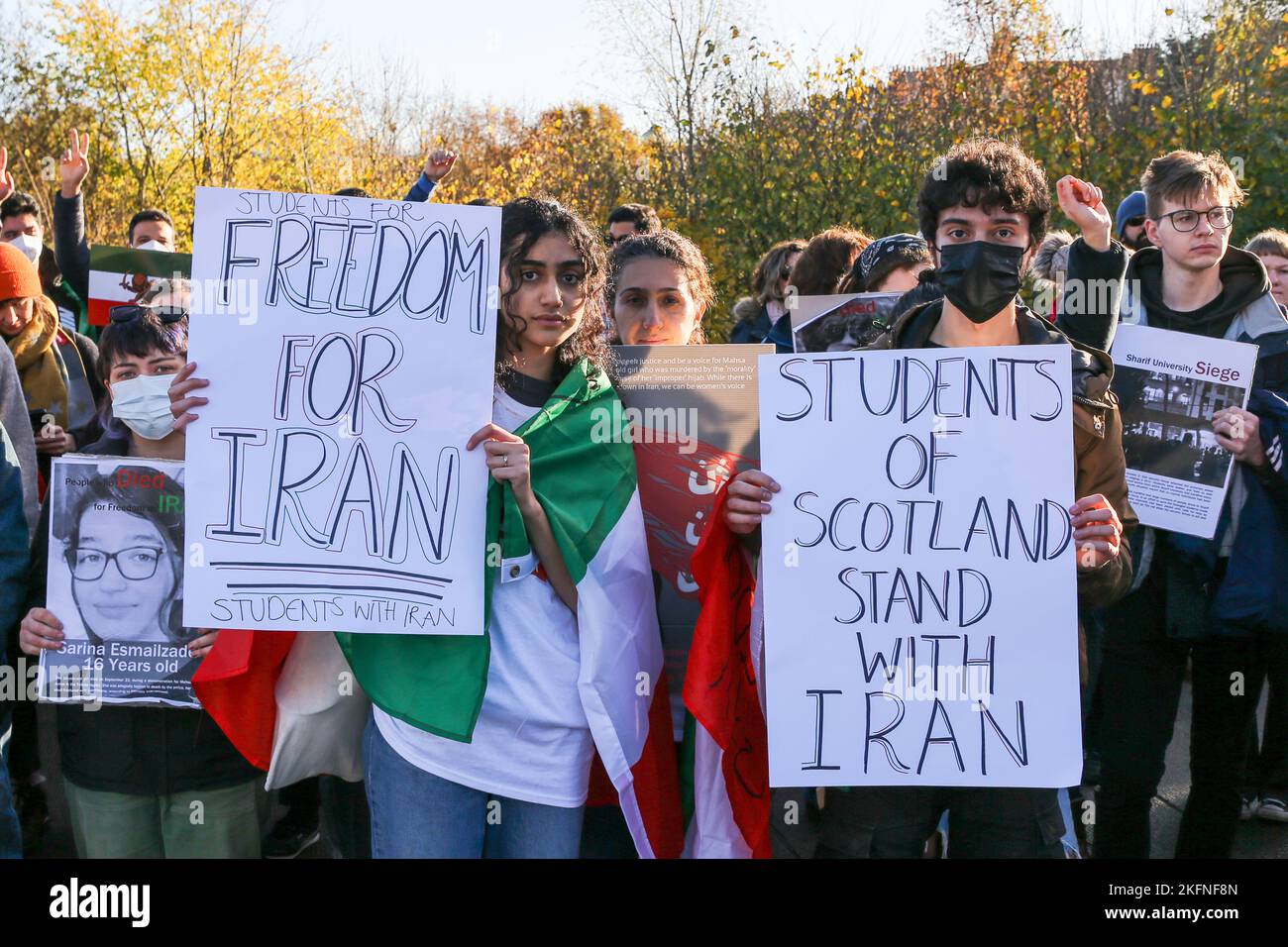 19 Nov 2022. Glasgow, Regno Unito. Il raduno dell'Associazione Scozzese iraniana (ISA) attraverso il centro della città di Glasgow fa parte di uno sforzo a livello mondiale per sostenere la rivoluzione in corso in Iran e attirare l'attenzione sulle presunte atrocità della Repubblica islamica. Tre anni fa si afferma che migliaia di iraniani sono stati uccisi in silenzio in quello che è conosciuto come "novembre sanguinante”. Dopo la rivolta in Iran si sostiene che siano stati uccisi più di 300 civili, tra cui più di 51 bambini. L'ISA ha organizzato questo raduno per commemorare le vittime del massacro del novembre 2019 e a sostegno di t Foto Stock