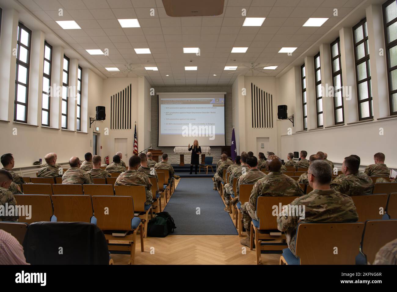 La Dott.ssa Lisa Miller, professore di psicologia e di istruzione, Columbia University Teachers College, condivide la sua ricerca con le squadre di comando dell'esercito degli Stati Uniti di tutta Europa durante un evento di formazione Spiritual Readiness Initiative del 28 settembre 2022, su Clay Kaserne a Wiesbaden, Hessen, DE. La ricerca di Miller indica una correlazione tra la forma fisica spirituale e la salute totale del corpo. Foto Stock