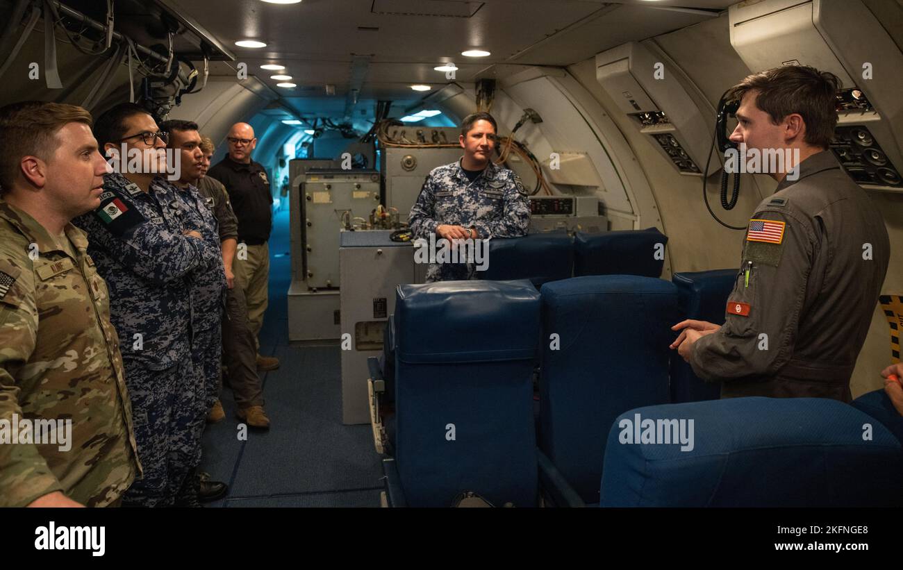I membri della U.S. Air Force 552nd Air Control Wing discutono della vita a bordo di un aeromobile e-3 Sentry con i membri delle operazioni aeree e marine dell'esercito messicano e della dogana statunitense durante un tour alla base dell'aeronautica militare Tinker, Oklahoma, 28 settembre 2022. Visitando per pianificare l'esercizio Amalgam Eagle 22, entrambe le nazioni dimostreranno la loro capacità di identificare e monitorare le potenziali minacce aeree e si assisteranno reciprocamente nell'identificazione o nell'intercettazione di aeromobili lungo il confine USA/Messico. Foto Stock