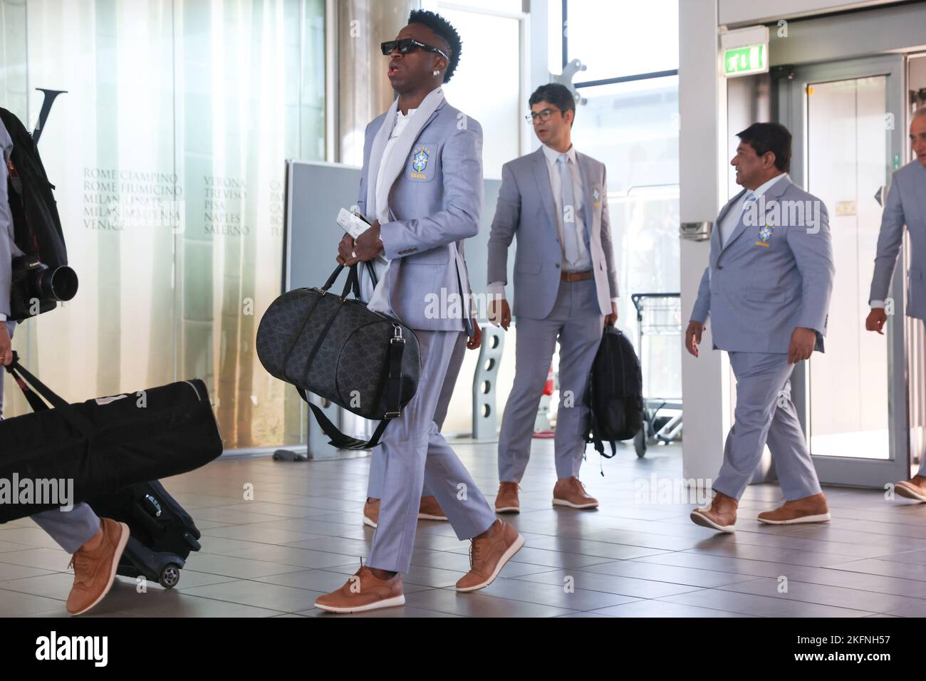 Torino, 19th novembre 2022. Vinicius Jr del Brasile entra in aeroporto per la partenza della squadra per la Coppa del mondo Qatar a caselle Airportl, Torino. Data foto: 19th novembre 2022. Il credito per le immagini dovrebbe essere: Jonathan Moskrop/Sportimage Credit: Sportimage/Alamy Live News Foto Stock