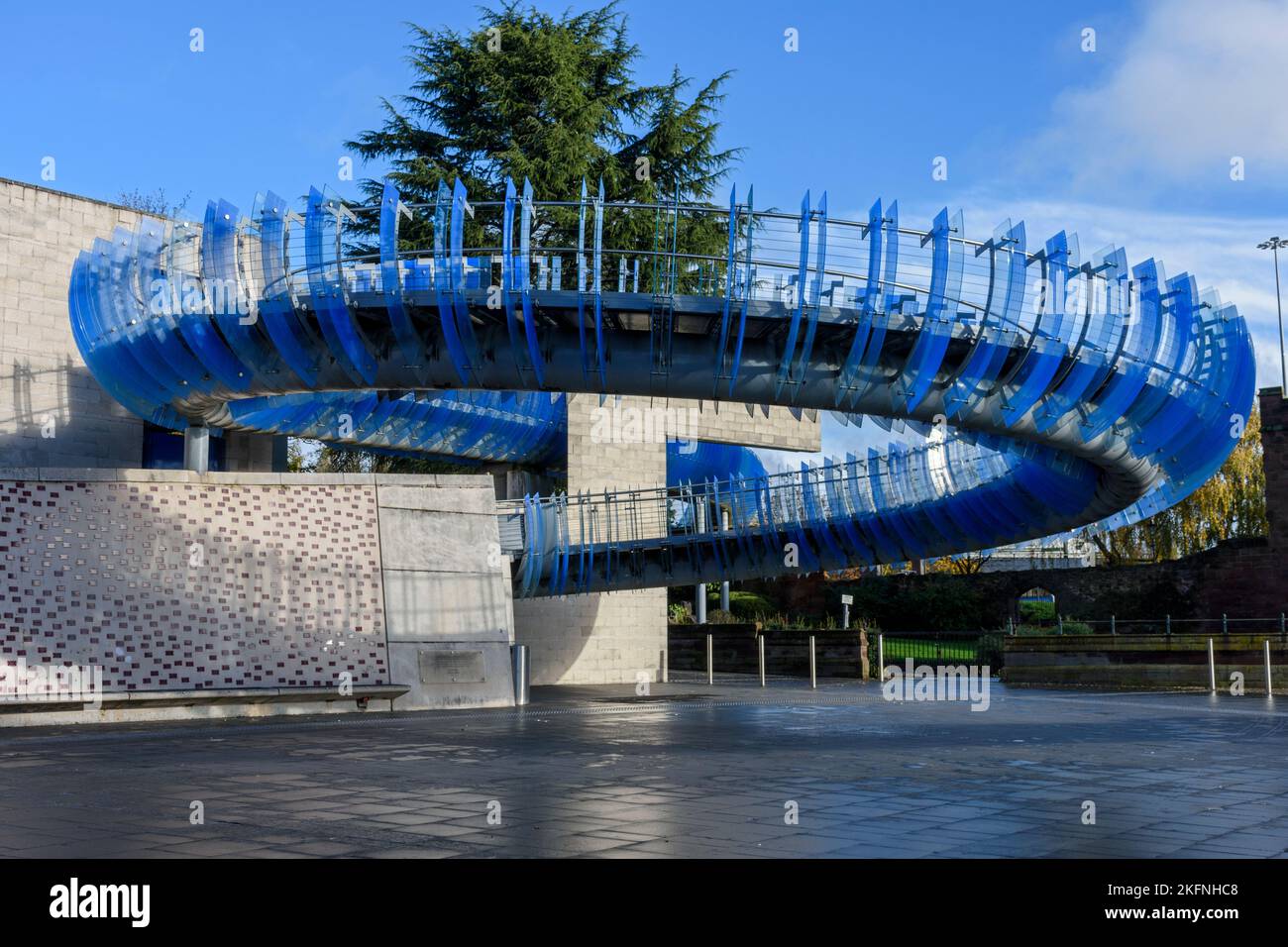 Il Glass Bridge, accanto al Coventry Transport Museum, Millennium Place, Coventry, Inghilterra, Regno Unito Foto Stock