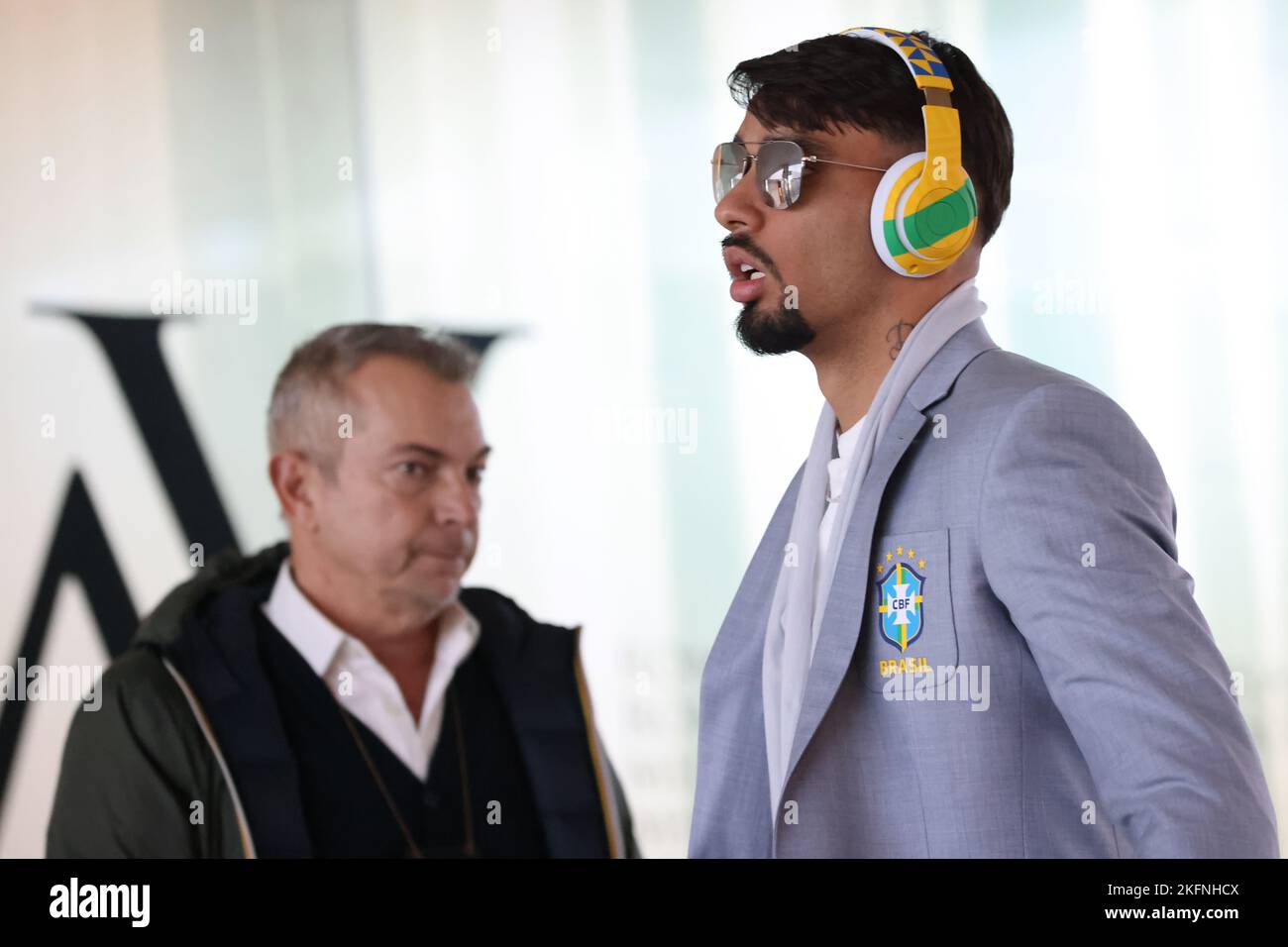 Torino, 19th novembre 2022. Lucas Paqueta del Brasile entra in aeroporto per la partenza del team alla Coppa del mondo Qatar a caselle Airportl, Torino. Data foto: 19th novembre 2022. Il credito per le immagini dovrebbe essere: Jonathan Moskrop/Sportimage Credit: Sportimage/Alamy Live News Foto Stock