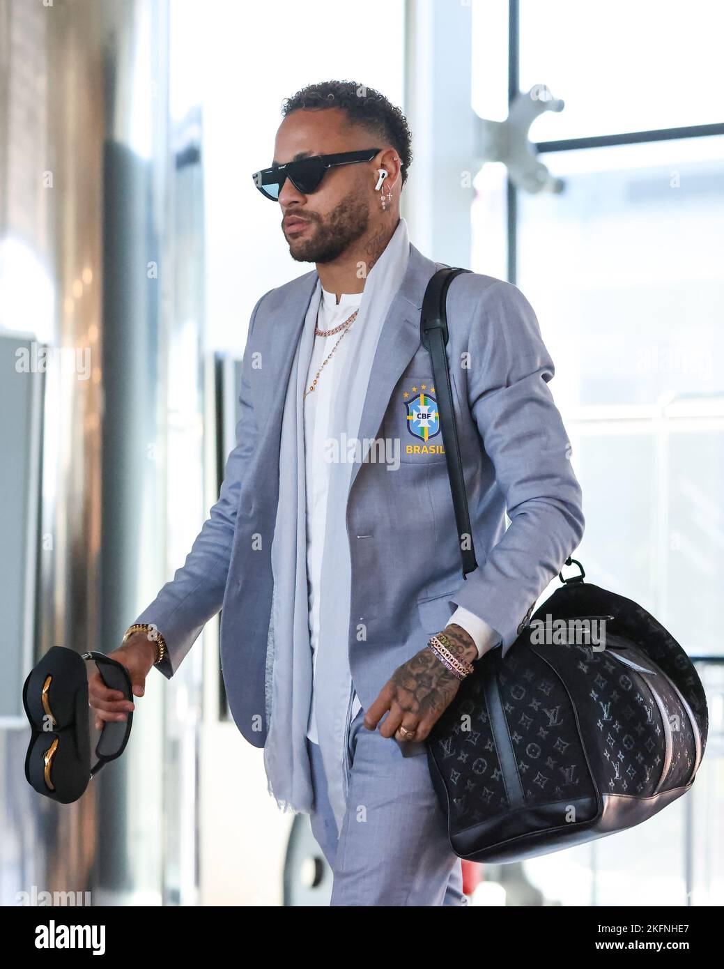 Torino, 19th novembre 2022. Neymar Jr del Brasile entra in aeroporto per la partenza della squadra per la Coppa del mondo Qatar a caselle Airportl, Torino. Data foto: 19th novembre 2022. Il credito per le immagini dovrebbe essere: Jonathan Moskrop/Sportimage Credit: Sportimage/Alamy Live News Foto Stock