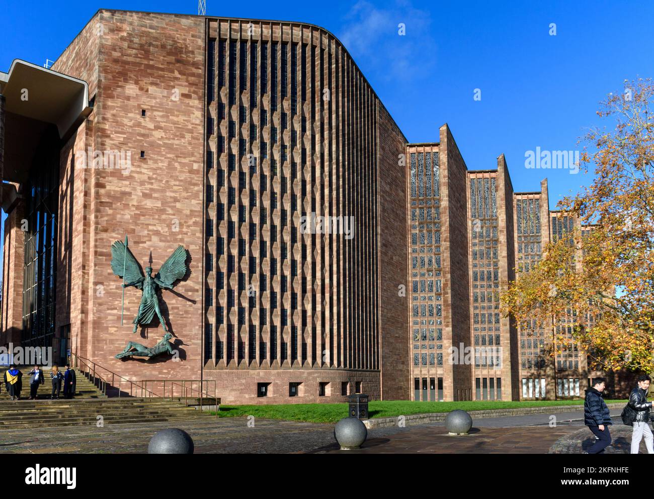 La facciata est della Cattedrale di Coventry (Chiesa Cattedrale di San Michele). Coventry, West Midlands, Inghilterra, Regno Unito Foto Stock