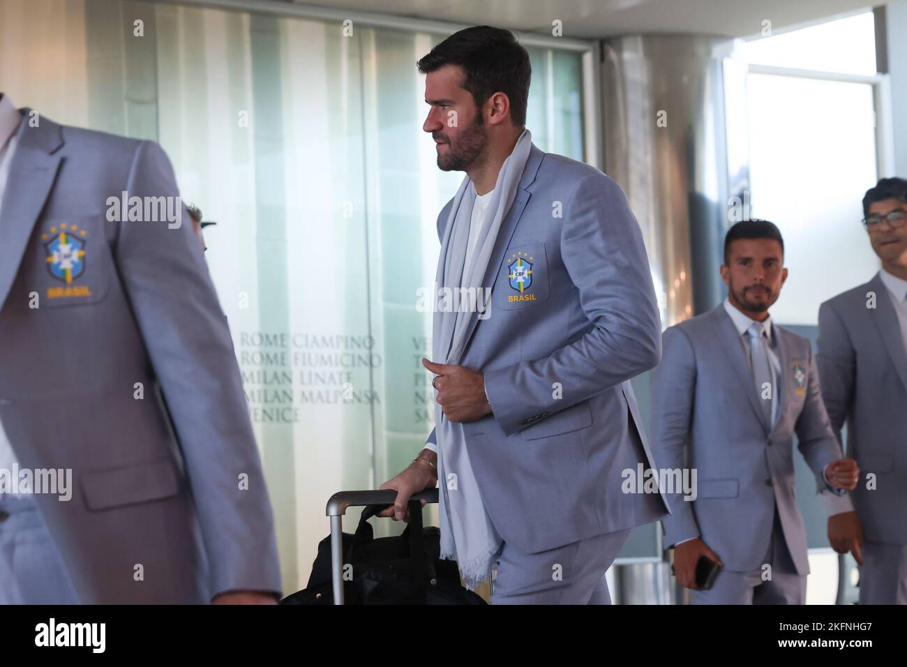 Torino, 19th novembre 2022. Il brasiliano Alisson entra in aeroporto per la partenza del team alla Coppa del mondo Qatar presso caselle Airportl di Torino. Data foto: 19th novembre 2022. Il credito per le immagini dovrebbe essere: Jonathan Moskrop/Sportimage Credit: Sportimage/Alamy Live News Foto Stock