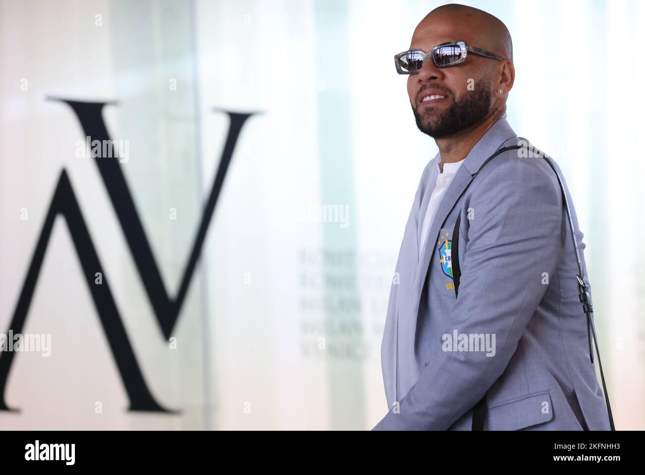 Torino, 19th novembre 2022. Dani Alves del Brasile reagisce entrando in aeroporto per la partenza della squadra alla Coppa del mondo Qatar a caselle Airportl, Torino. Data foto: 19th novembre 2022. Il credito per le immagini dovrebbe essere: Jonathan Moskrop/Sportimage Credit: Sportimage/Alamy Live News Foto Stock