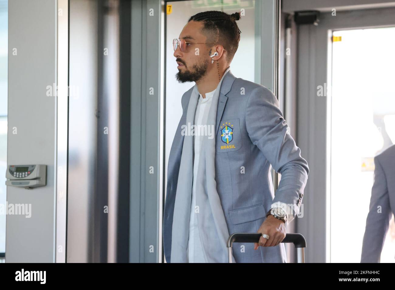 Torino, 19th novembre 2022. Alex Telles del Brasile entra in aeroporto per la partenza del team alla Coppa del mondo Qatar presso caselle Airportl di Torino. Data foto: 19th novembre 2022. Il credito per le immagini dovrebbe essere: Jonathan Moskrop/Sportimage Credit: Sportimage/Alamy Live News Foto Stock