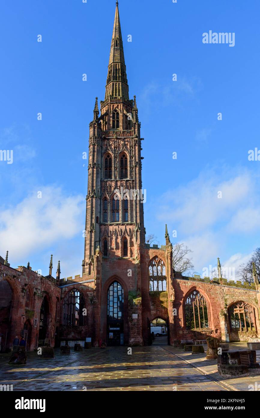 Il campanile, ora utilizzato come campanile, dalle rovine della vecchia cattedrale. Coventry, West Midlands, Inghilterra, Regno Unito Foto Stock