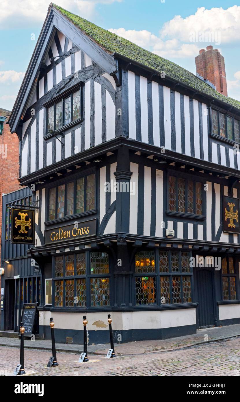 The Golden Cross Inn, Coventry, West Midlands, Inghilterra, Regno Unito. Menzionato per la prima volta come locanda nel 1661, l'edificio risale al 1583. Grado II* elencato. Foto Stock