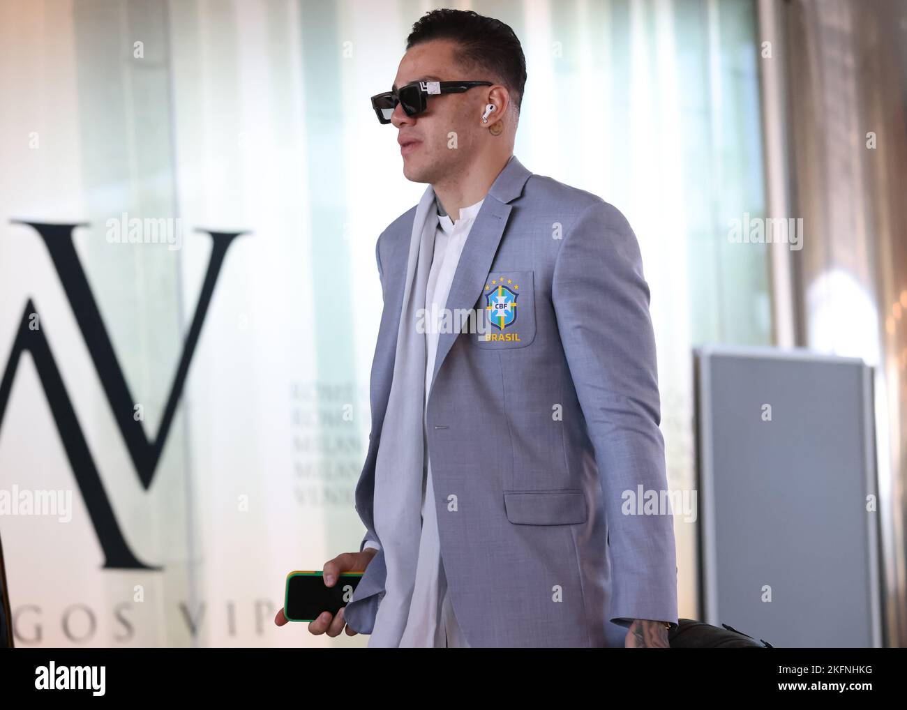 Torino, 19th novembre 2022. Ederson del Brasile entra in aeroporto per la partenza del team alla Coppa del mondo Qatar presso caselle Airportl di Torino. Data foto: 19th novembre 2022. Il credito per le immagini dovrebbe essere: Jonathan Moskrop/Sportimage Credit: Sportimage/Alamy Live News Foto Stock