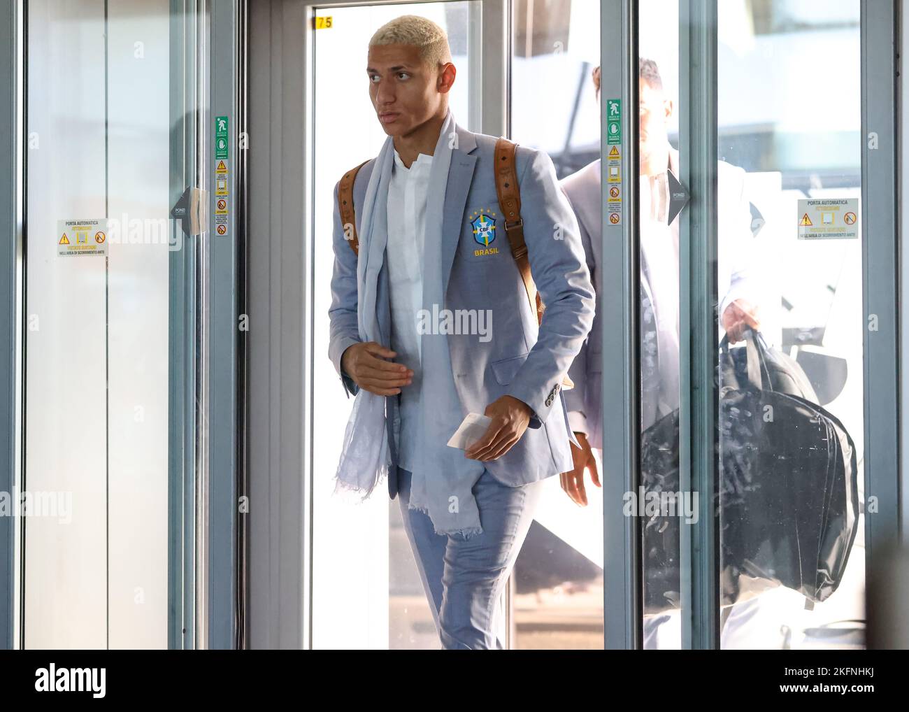 Torino, 19th novembre 2022. Richarlison del Brasile entra in aeroporto per la partenza del team alla Coppa del mondo Qatar presso caselle Airportl di Torino. Data foto: 19th novembre 2022. Il credito per le immagini dovrebbe essere: Jonathan Moskrop/Sportimage Credit: Sportimage/Alamy Live News Foto Stock