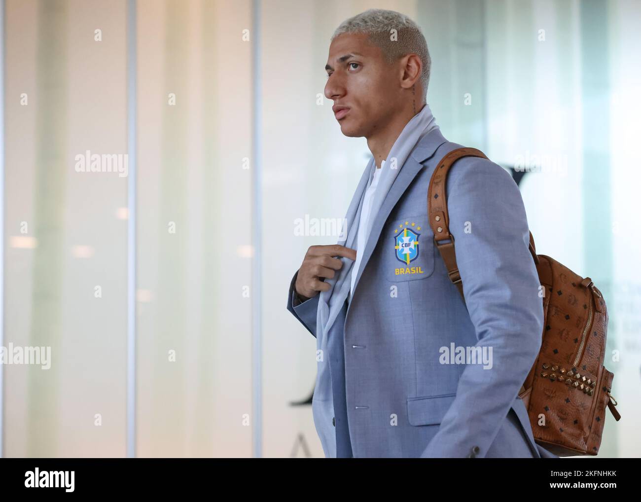 Torino, 19th novembre 2022. Richarlison del Brasile entra in aeroporto per la partenza del team alla Coppa del mondo Qatar presso caselle Airportl di Torino. Data foto: 19th novembre 2022. Il credito per le immagini dovrebbe essere: Jonathan Moskrop/Sportimage Credit: Sportimage/Alamy Live News Foto Stock