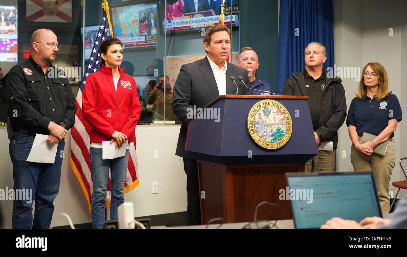 Tallahassee, FL, 29 settembre 2022 - il governatore della Florida Ron DeSantis ha tenuto un briefing sugli aggiornamenti dell'uragano Ian insieme al direttore della FDEM Kevin Guthrie, First Lady of Florida Casey DeSantis, l'ammiraglio posteriore della USCG Brendan McPherson e l'amministratore della regione 4 della FEMA Gracia Szczech. Robert Kaufmann/FEMA Foto Stock