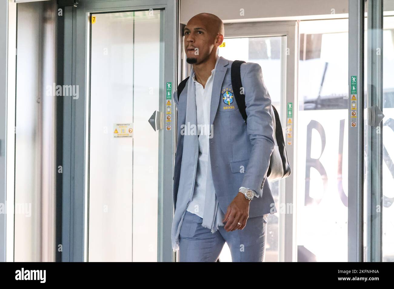 Torino, 19th novembre 2022. Fabinho del Brasile entra in aeroporto per la partenza del team alla Coppa del mondo Qatar presso caselle Airportl di Torino. Data foto: 19th novembre 2022. Il credito per le immagini dovrebbe essere: Jonathan Moskrop/Sportimage Credit: Sportimage/Alamy Live News Foto Stock