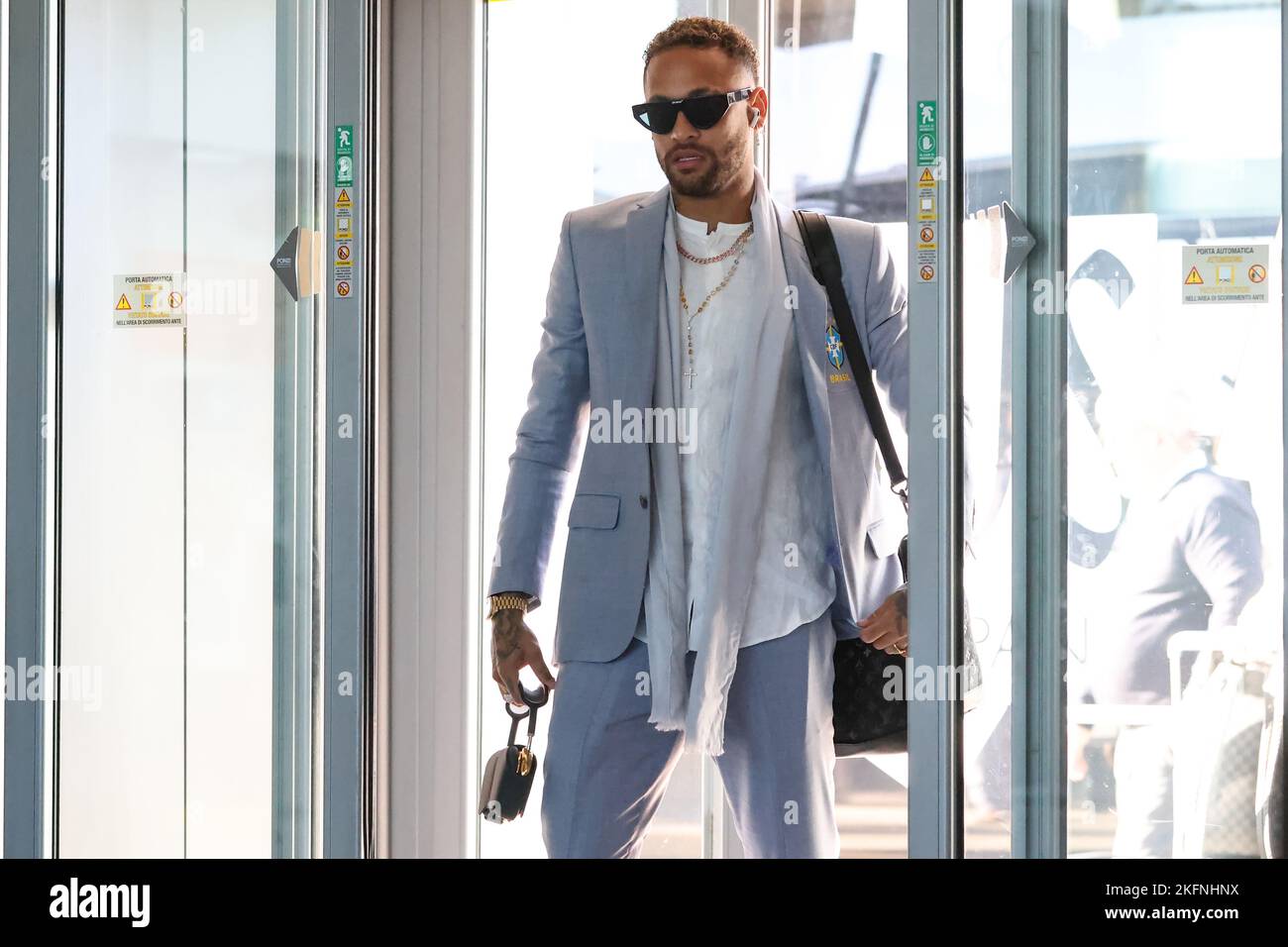 Torino, 19th novembre 2022. Neymar Jr del Brasile entra in aeroporto per la partenza della squadra per la Coppa del mondo Qatar a caselle Airportl, Torino. Data foto: 19th novembre 2022. Il credito per le immagini dovrebbe essere: Jonathan Moskrop/Sportimage Credit: Sportimage/Alamy Live News Foto Stock
