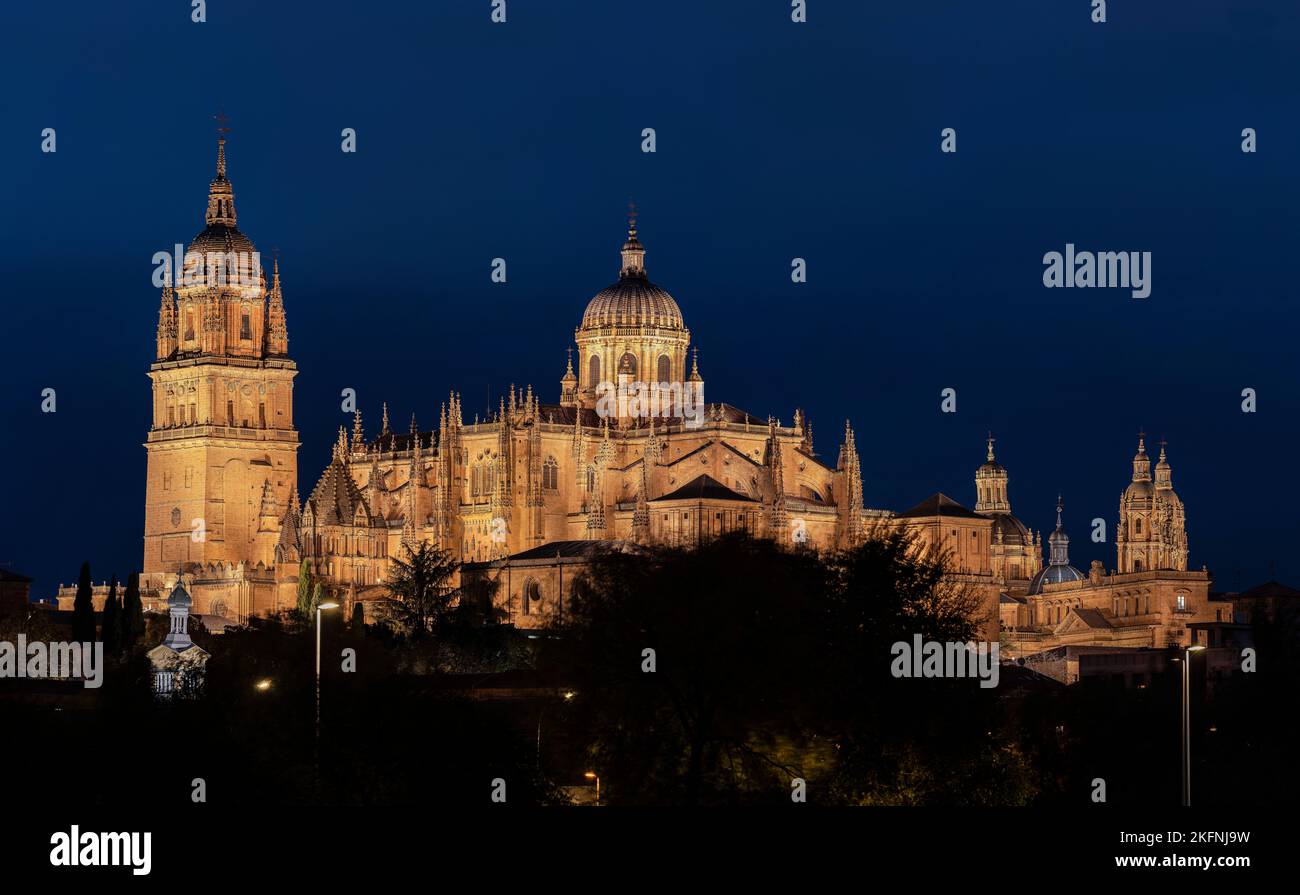 Cabecera de la catedral de Salamanca al anochecer Foto Stock