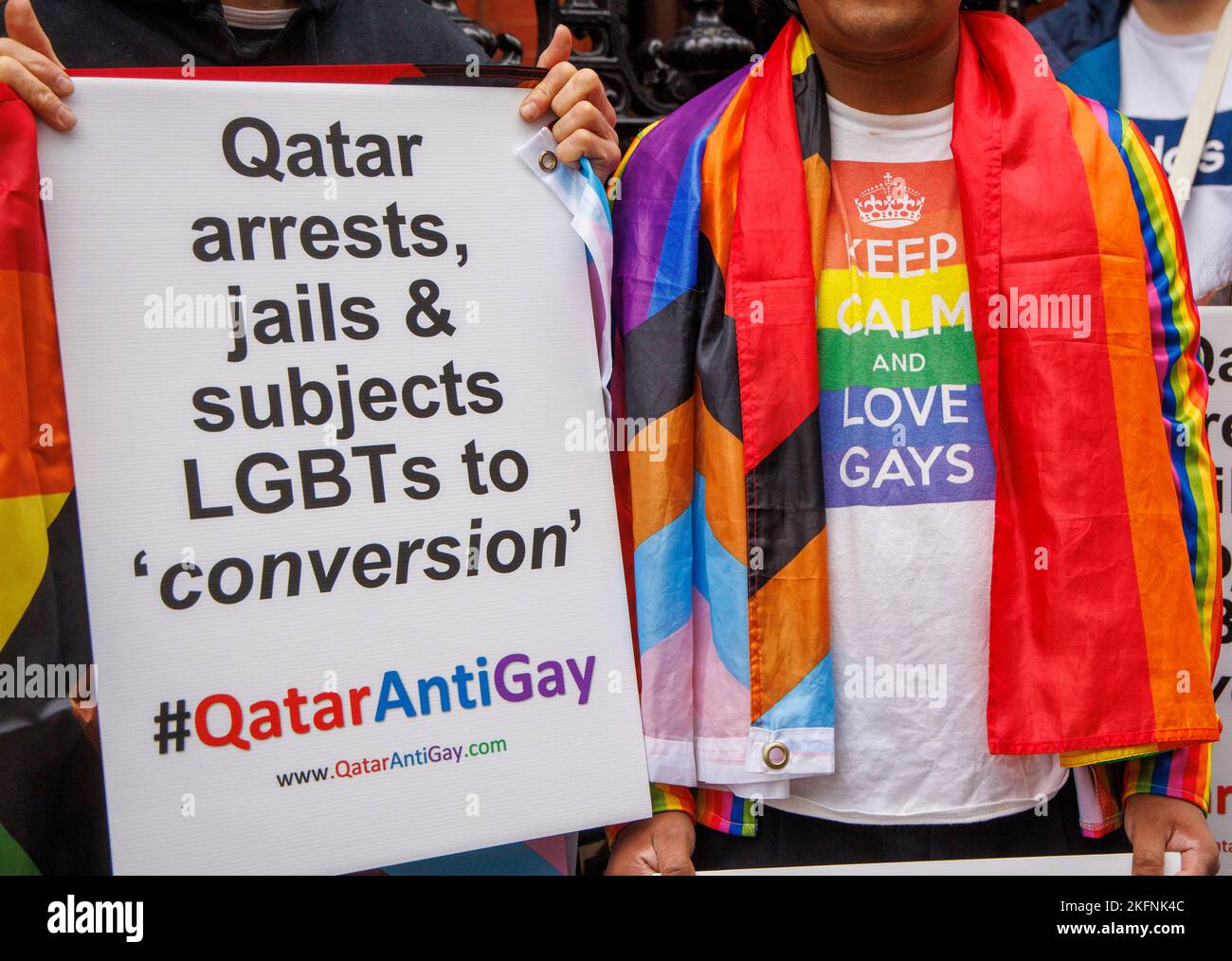 Londra, Regno Unito. 19th Nov 2022. Peter Tatchell, attivista per i diritti umani e attivista LGBT, tiene una manifestazione al di fuori dell'ambasciata del Qatar con altri sostenitori. Stanno mettendo in evidenza l'atteggiamento del Qatar nei confronti della comunità LGBT, delle donne e dei lavoratori migranti in vista della Coppa del mondo che inizia domani. Credit: Notizie dal vivo di Mark Thomas/Alamy Foto Stock