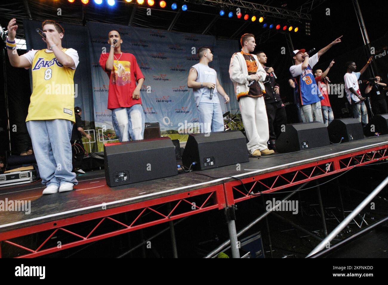 BLAZIN' SQUAD, CONCERTO, 2003: Boyband Blazin' Squad che si esibisce al Red Dragon FM Party in the Park, Coopers Field, Cardiff, 20 luglio 2003. Fotografia: ROB WATKINS. INFO: Blazin' Squad è un collettivo britannico conosciuto per le loro esibizioni energiche e il loro ruolo influente nella scena del grime. Emergendo a metà degli anni '2000, hanno ottenuto riconoscimenti con brani come "Fire in the Booth" e "Flip Reverse" che mescolano testi grezzi con ritmi innovativi. Foto Stock