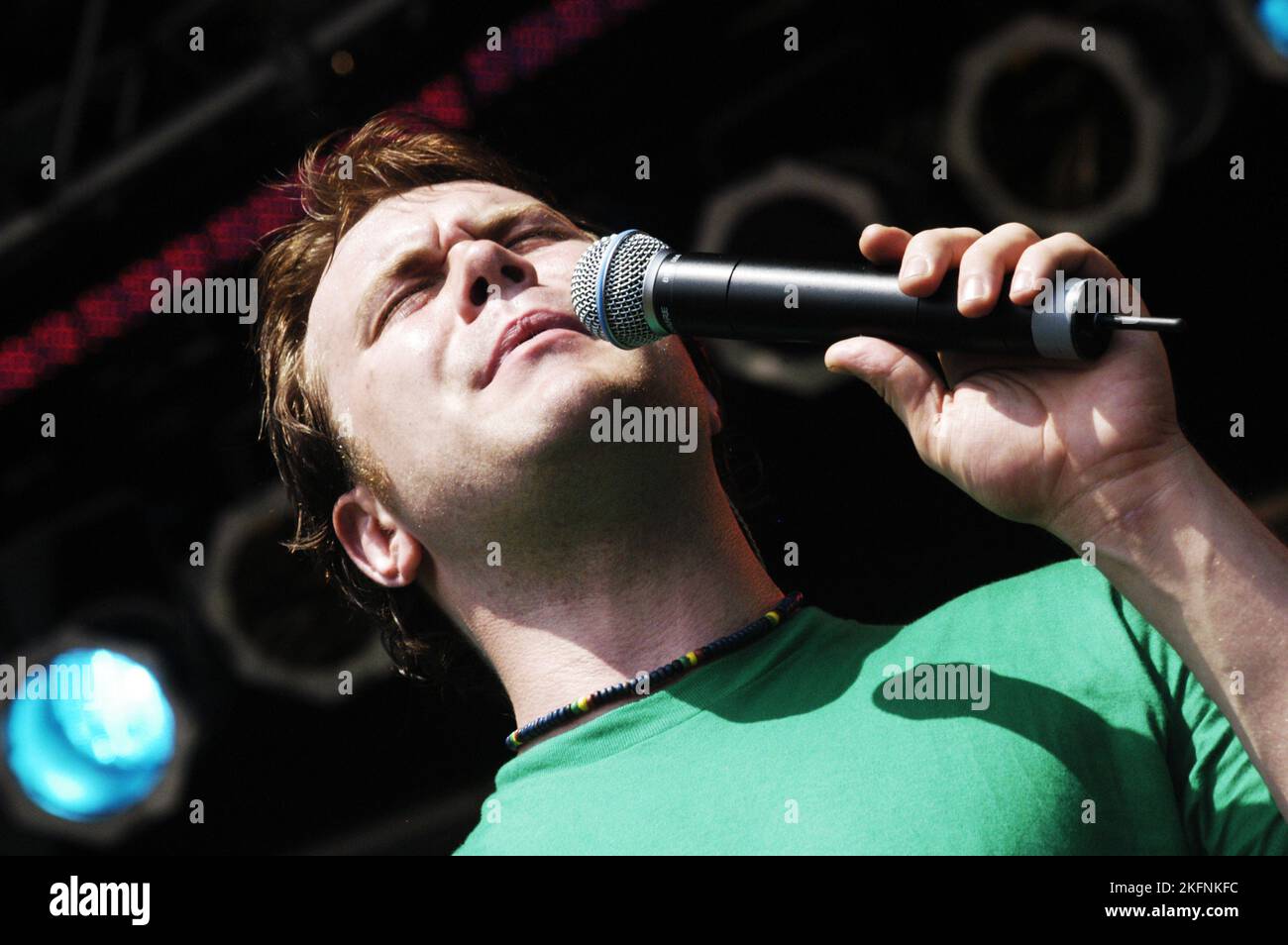 DANIEL BEDINGFIELD, CONCERTO, 2005: Daniel Bedingfield al Red Dragon Party in the Park di Cardiff, Galles, Regno Unito il 19 giugno 2005. Fotografia: ROB WATKINS. INFO: Daniel Bedingfield, un cantautore britannico-neozelandese, ha guadagnato importanza nei primi anni '2000 con successi pop contagiosi come "Gotta Get Thru This". Conosciuta per la sua voce soul e le sue performance dinamiche, la musica di Bedingfield continua ad affascinare il pubblico con le sue melodie accattivanti e i testi sentiti. Foto Stock