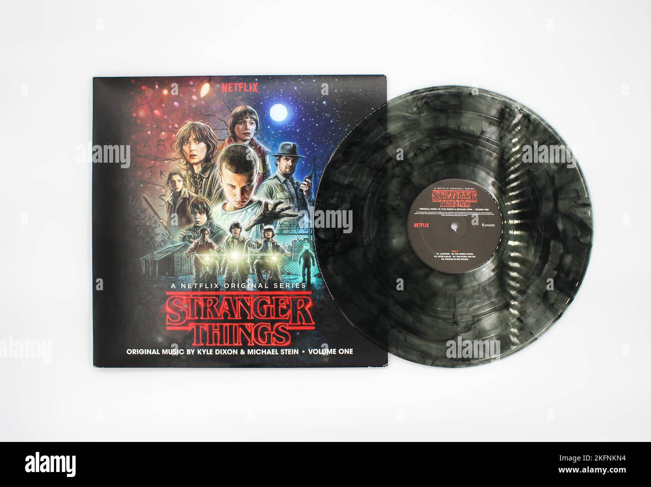 Stranger Things Volume 1 colonna sonora sul disco in vinile LP da programma tv su Netflix. Il design in vinile è nero e trasparente con effetto fumo. Copertina dell'album. Foto Stock